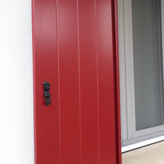 OSCURO-IN-COMP.-MARINO-A-MURO-ROSSO-RAL-3003-scaled